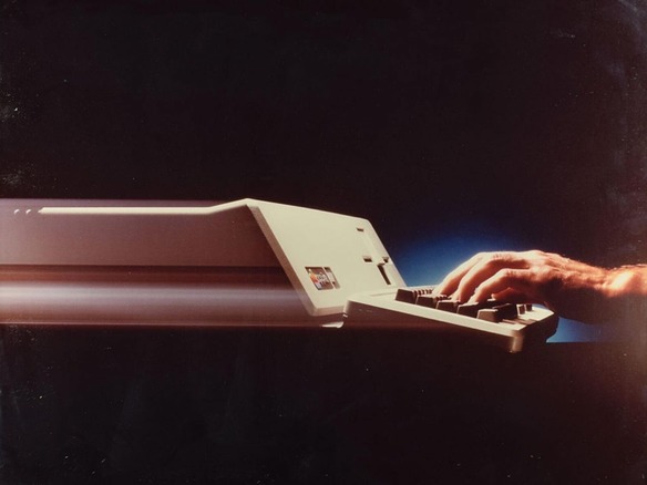 ジョブズ氏ゆかりの品々がオークションに--「Apple II」の署名入り契約書も