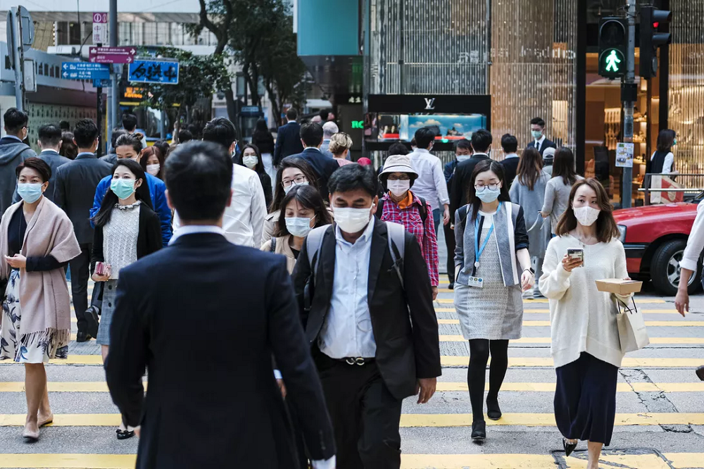 マスクを着けて歩く香港の人々