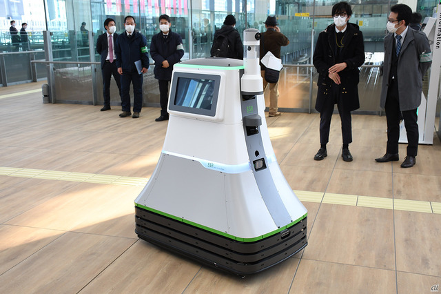 　JR東日本が開発を進めている自律移動型ロボット。高輪ゲートウェイ駅に導入する機種は案内用ロボットとなっているが、JRでは駅構内という環境における自律移動型ロボットの実用化に向け、研究を進めているという。