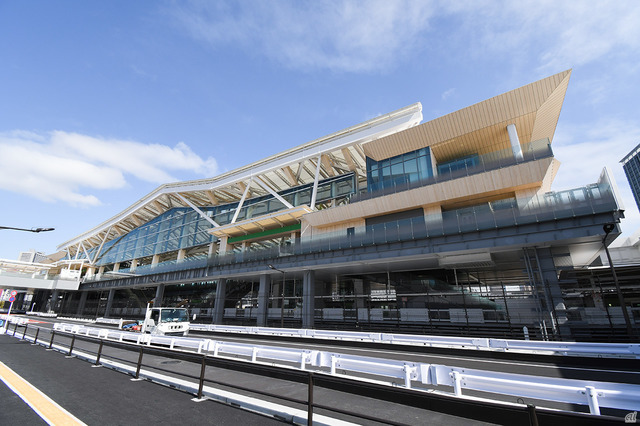 　3月14日に山手線30番目の駅として開業する高輪ゲートウェイ駅。駅舎は隈研吾氏がデザインしている。
