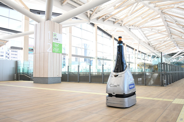 　セントラル警備保障や日本ユニシスなどが開発した警備ロボットト「Perseusbot（ペルセウスボット）」。2018年には西武新宿駅で実証実験を実施している。