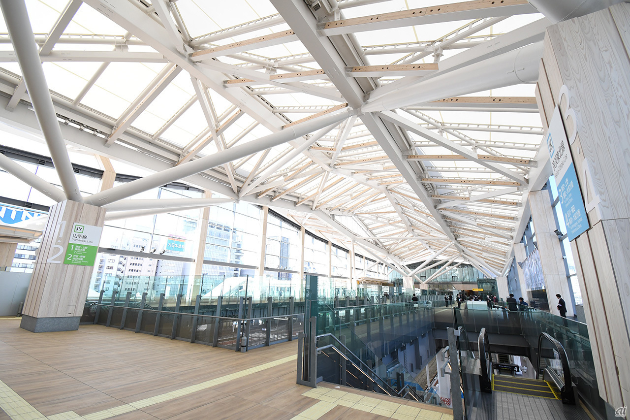 高輪ゲートウェイ駅改札口の駅名表記が明朝体なのはデザイナー隈研吾氏による「和」の表現 ->画像>23枚 