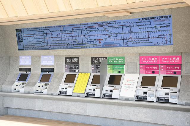 　券売機の上に設置する運賃表は、デジタルサイネージを採用。多言語表記を可能としている。