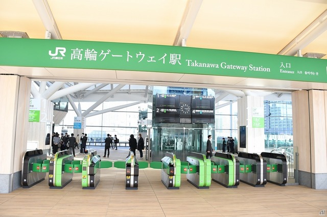 　高輪ゲートウェイ駅の改札口。改札上の駅名は、デザインを担当した隈研吾氏が、駅のデザインコンセプトである「和」を表したものとして採用したフォントを使用しているという。