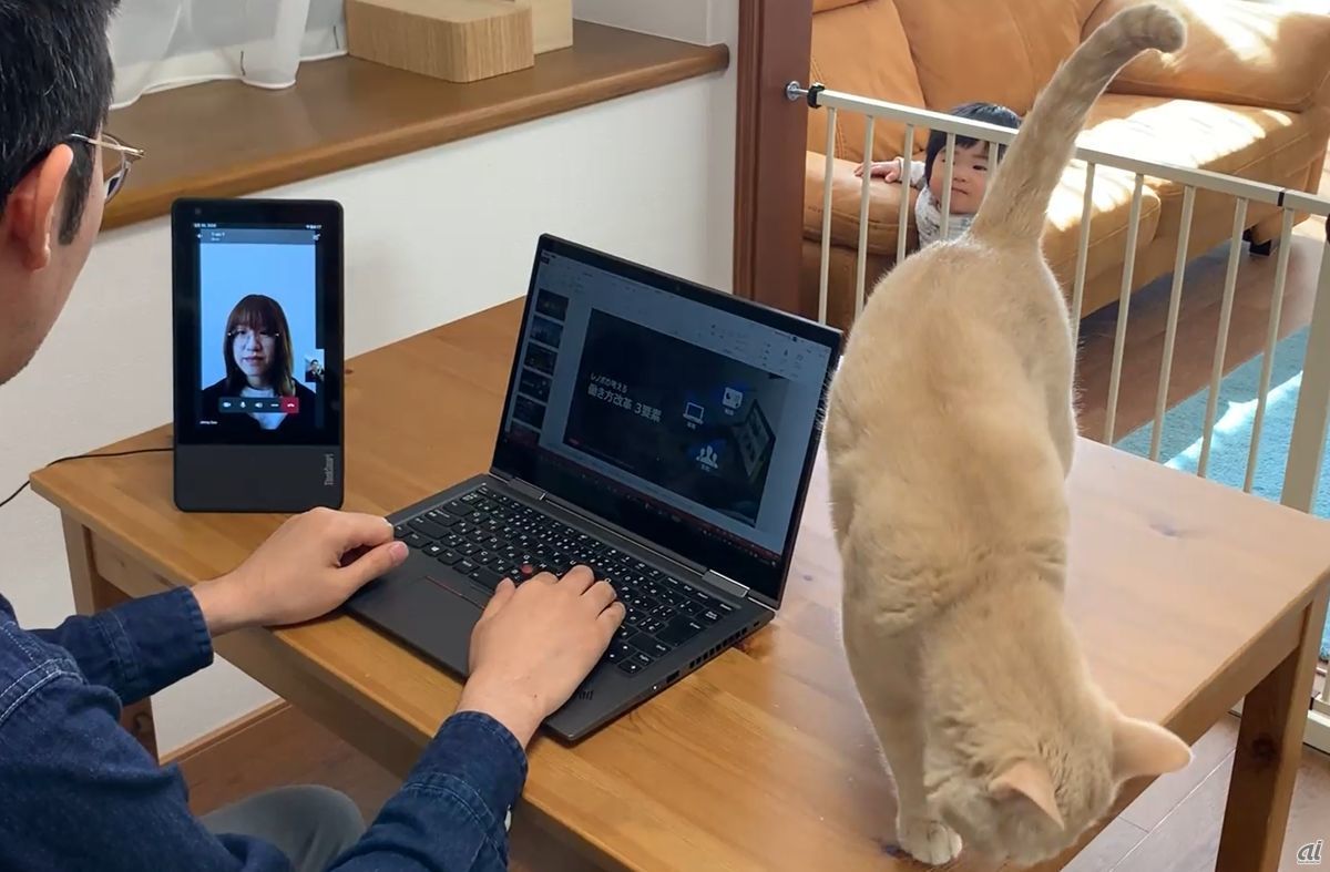 こちらは元嶋氏がテレワークをしている様子。横にあるサブディスプレイで、メンバーとコミュニケーションを取るやり方をしているという