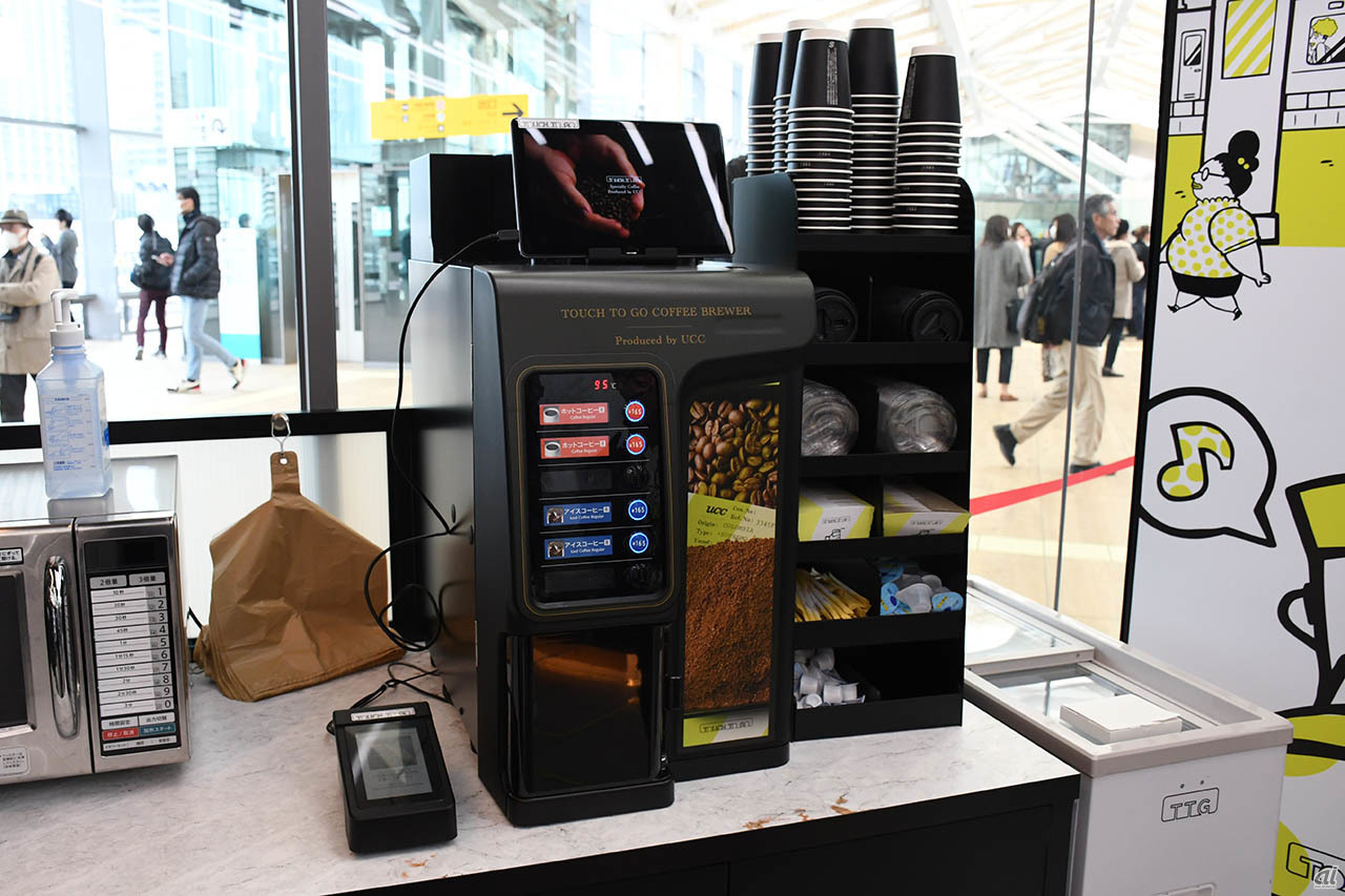 店内に設置されたコーヒーマシン。UCCとの共同開発によるもので、無人販売仕様となっている