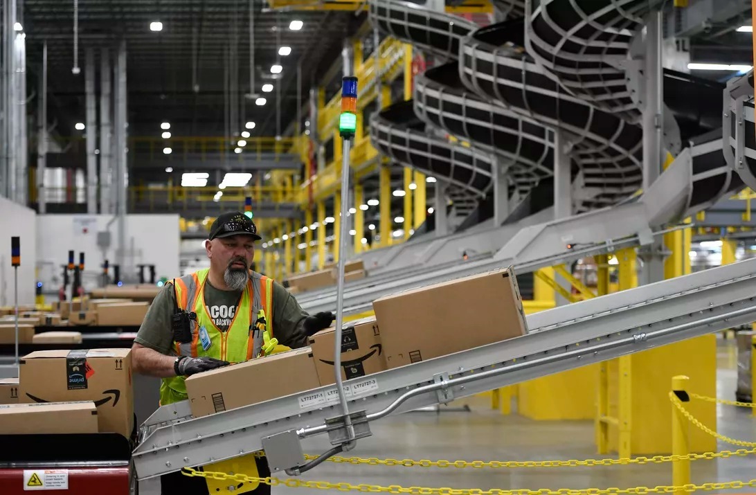 2018年、コロラド州にあるAmazonの倉庫で働く男性