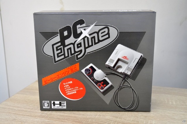 　PCエンジン miniのパッケージ。PCエンジンのロゴとPCエンジン mini本体で彩られている。
