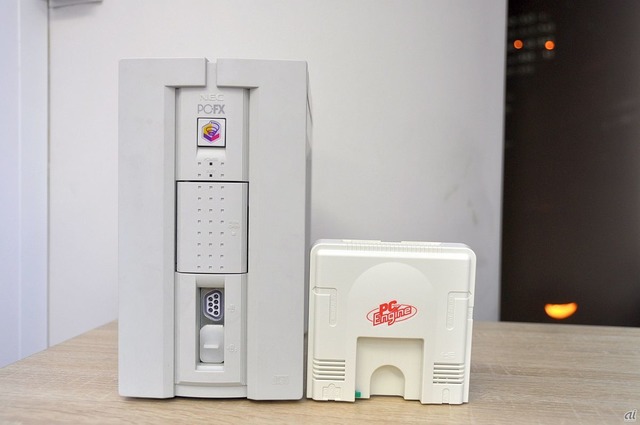 　こちらは、PCエンジンの後継となる次世代機として、1994年に発売された「PC-FX」（左）。