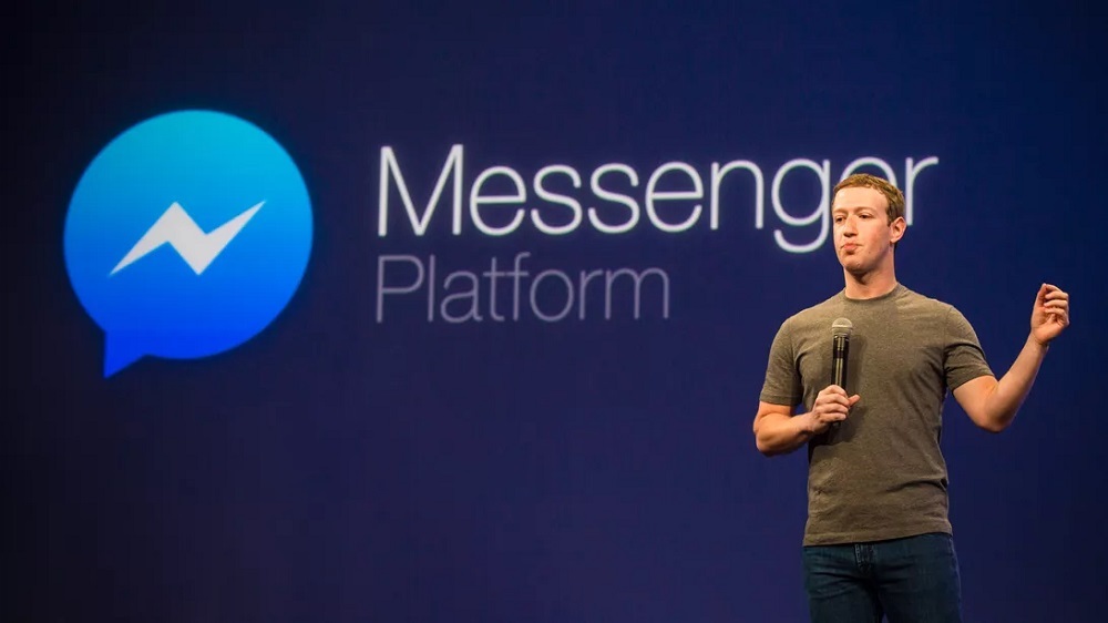 Messengerのロゴを背景に語るMark Zuckerberg CEO