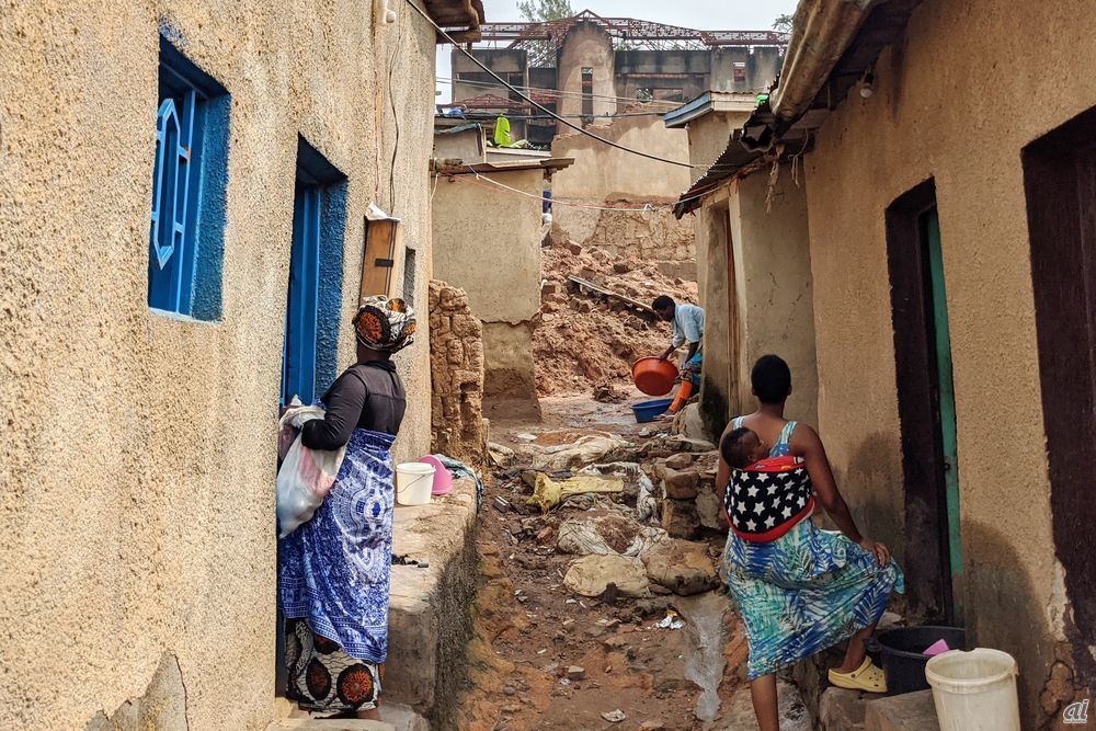 貧富の差が大きいルワンダではスラム街に暮らす人々も多い