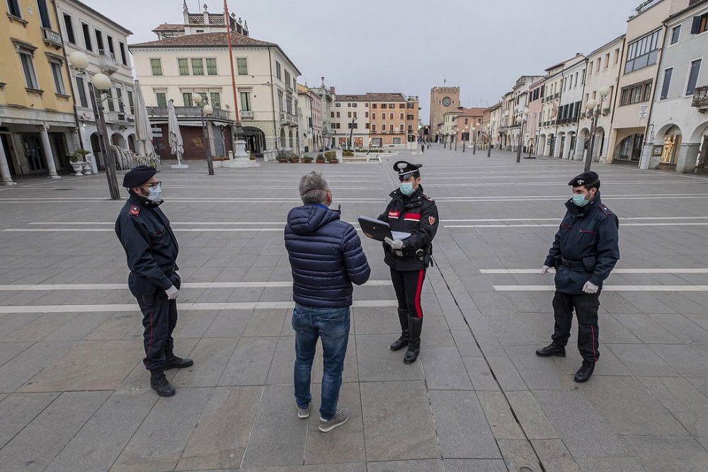 イタリアの路上で警官の質問を受ける市民