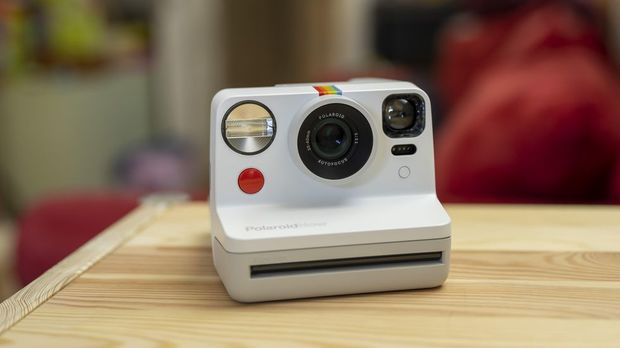 クラシカルで新しいインスタントカメラ「Polaroid Now」が誕生 - CNET 