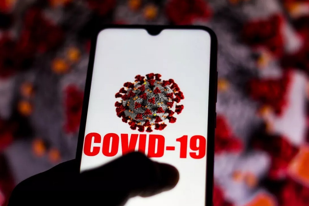 COVID-19と表示されたスマートフォンの画面