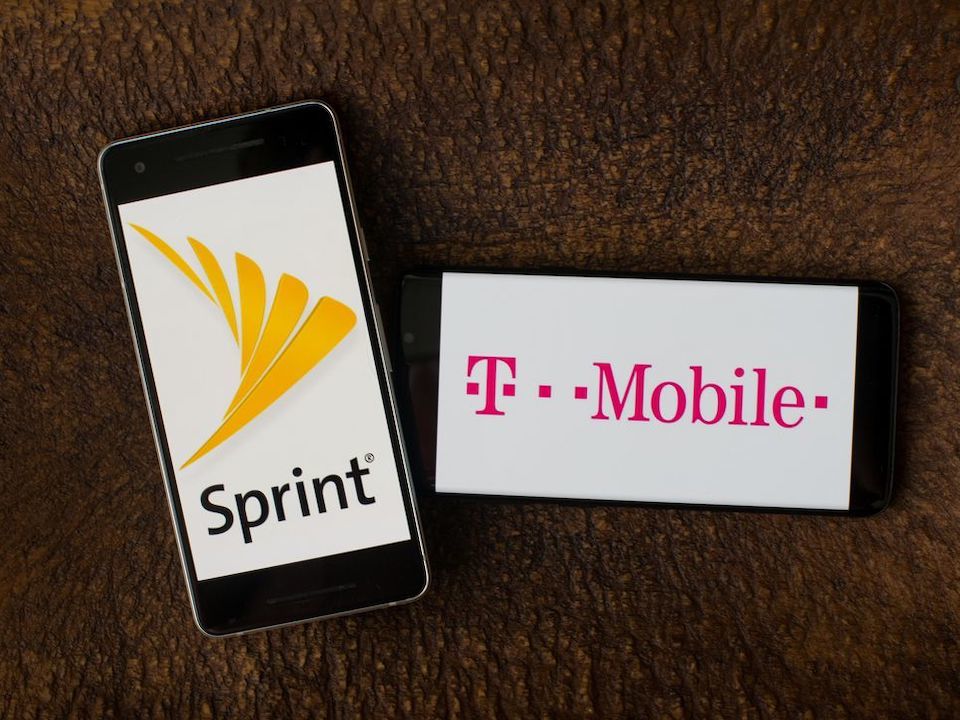 SprintのロゴとT-Mobileのロゴ