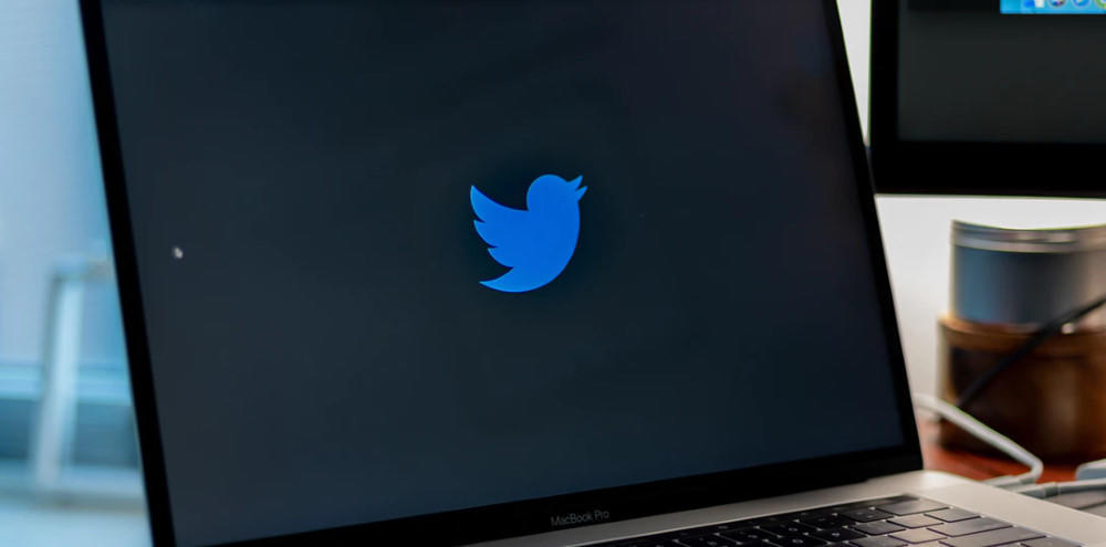 TwitterのロゴをあしらったノートPC