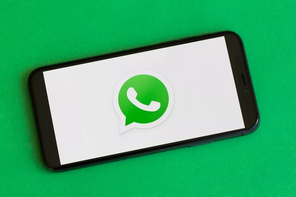 WhatsAppのロゴが表示されたスマートフォン