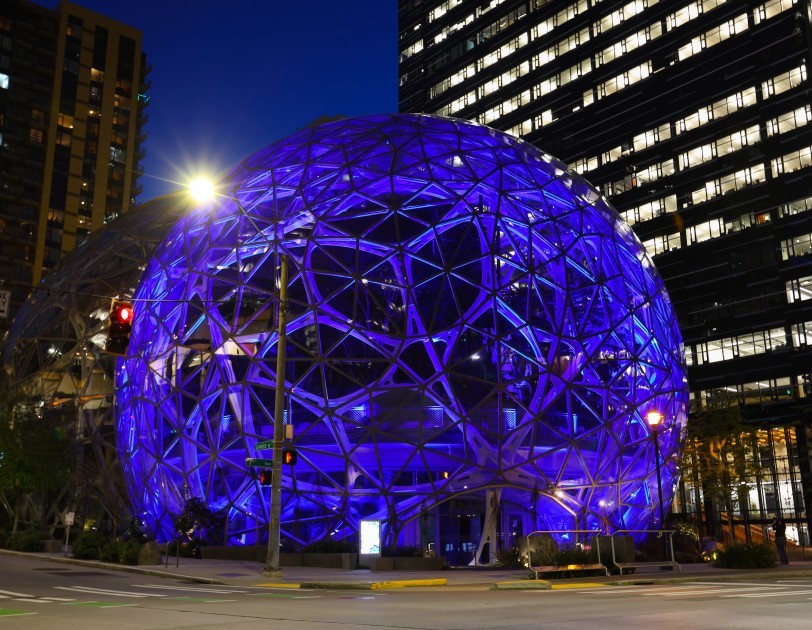 Amazon Spheresを青くライトアップ（出典：Amazon.com）