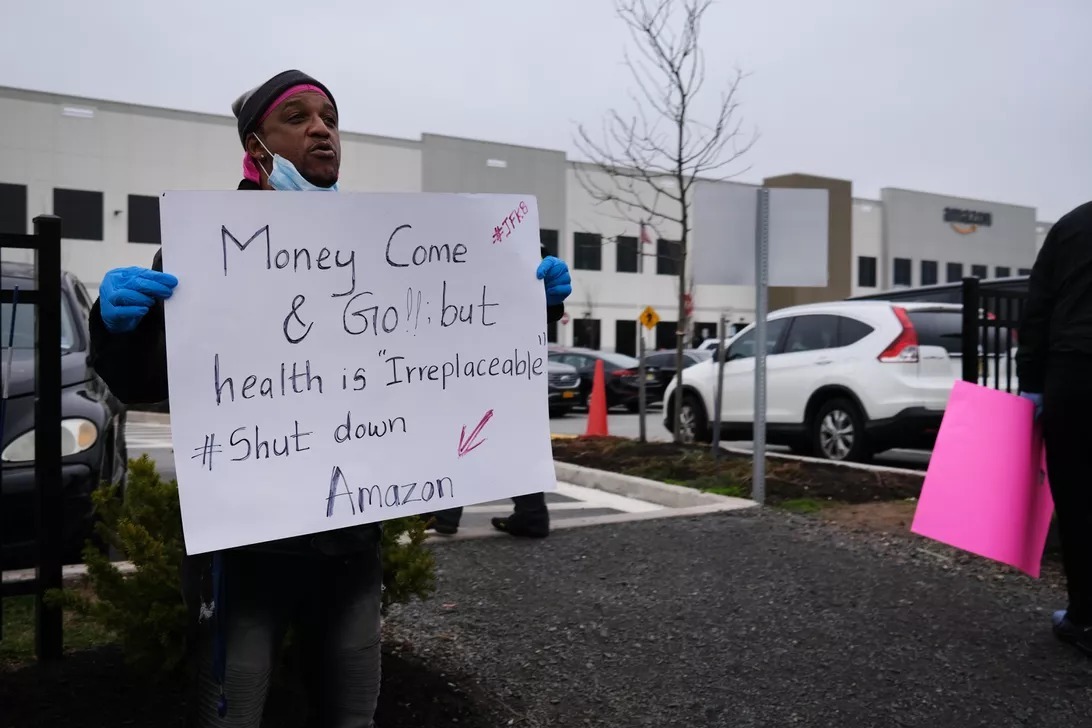 3月、ニューヨーク市スタテンアイランドにあるAmazonの施設の環境について抗議する従業員