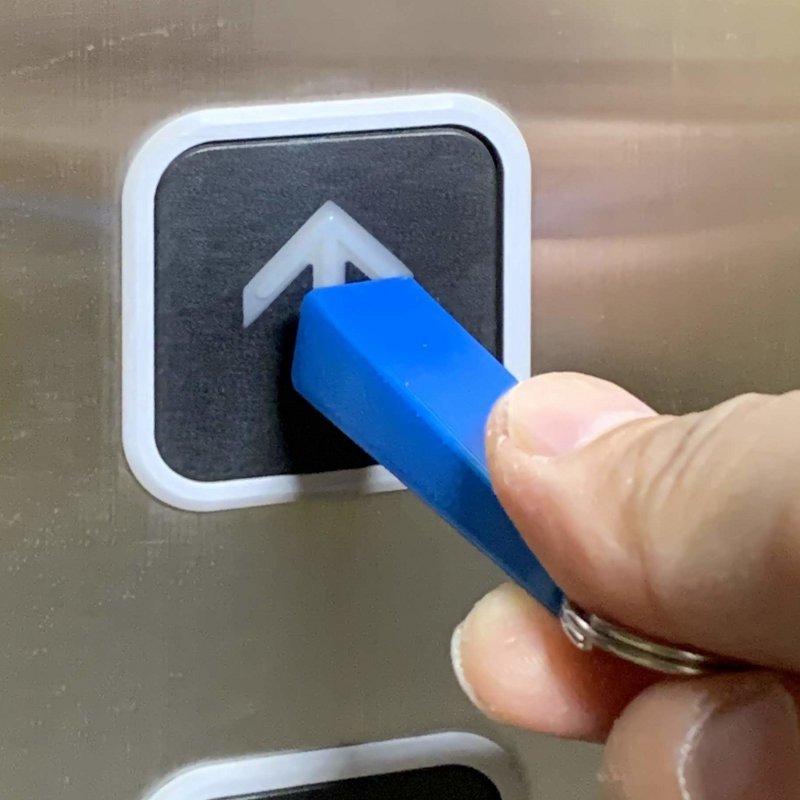 指で触れることなくエレベーターのボタンを押すことができる。複数のカラーをラインナップしている