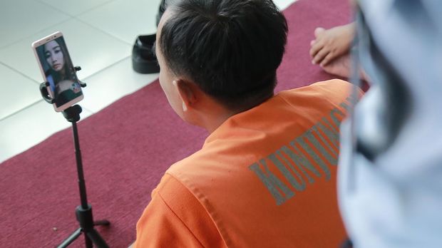 受刑者との面会

　この写真は、3月17日に、インドネシアのブリタールにある刑務所の受刑者が、スマートフォンのビデオチャットを介して家族と会話しているところを写したものだ。家族との面会は、新型コロナウイルスの感染防止のために一時的に中断されている。