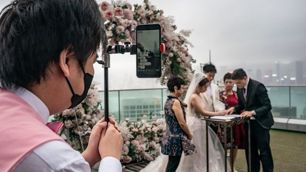 結婚式

　3月29日に香港で行われた結婚式では、新郎の介添人が式の様子をストリーミングした。香港では、一部の例外を除き、集会の参加人数を4人までに制限する対人距離確保政策を導入している。