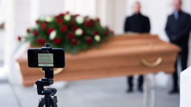 葬儀

　オーストリア政府は、新型コロナウイルスの感染防止のために、6人以上が集まるあらゆる集会を一時的に禁止している。このため葬儀会社は、葬儀の会葬者のためにライブストリーミングサービスを始めた。この写真は、ウィーンの葬儀会社Bestattung Himmelblauの従業員が、3月24日に次の葬儀で行うライブストリーミングのリハーサルを行っているところだ。