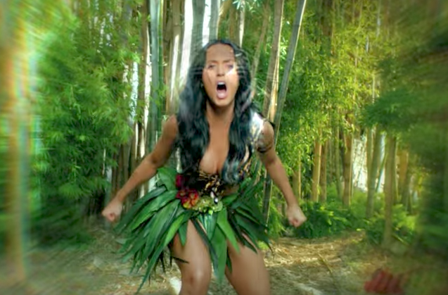 「Roar」のミュージックビデオで歌うKaty Perry
