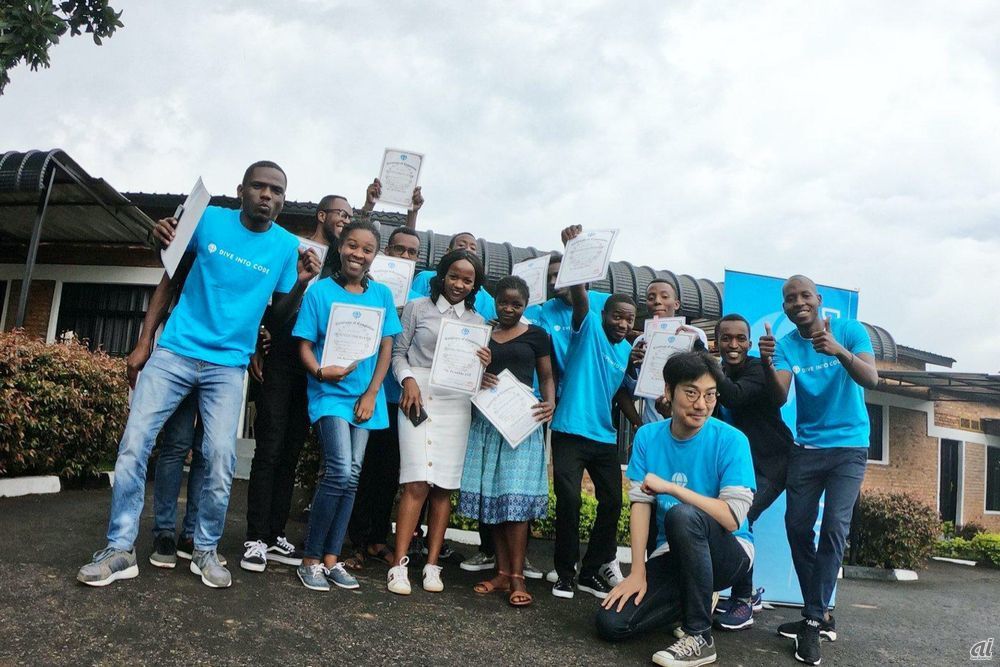 ルワンダの卒業生たちとの集合写真