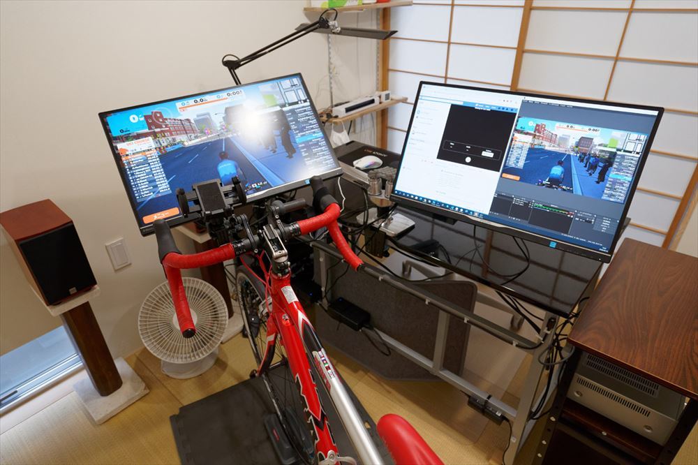 2台のモニターを自転車側に向ける。右側の画面でライブ配信を監視