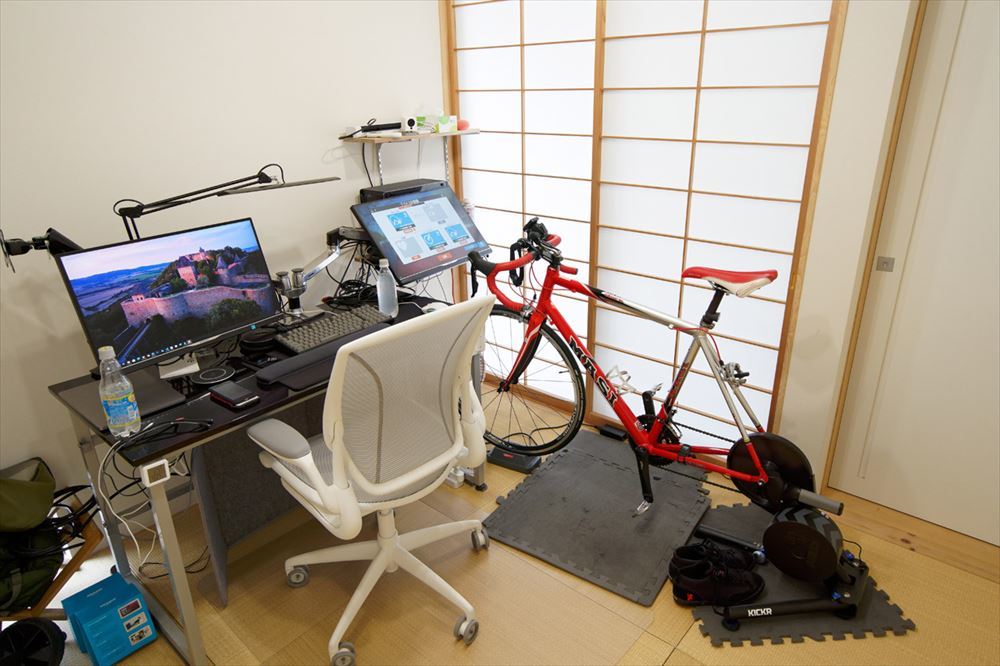 KICKR導入直後の仕事部屋。すぐ隣の見えるところに自転車があって、あまり仕事に集中できない……