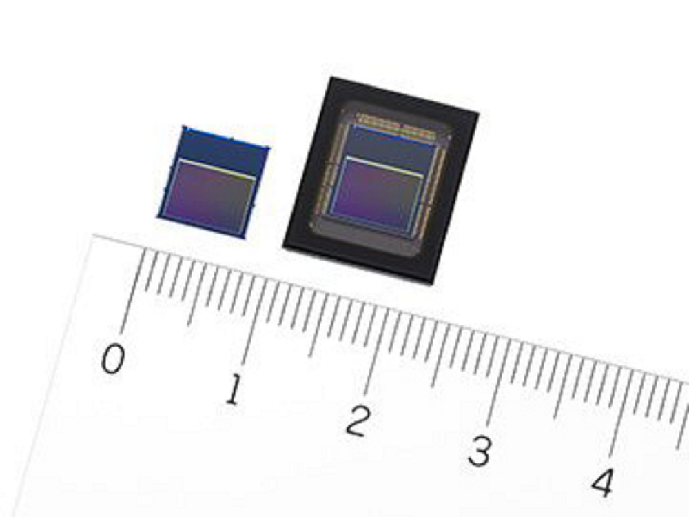 左：インテリジェントビジョンセンサー IMX500（ベアチップ製品）、右：インテリジェントビジョンセンサー IMX501（パッケージ製品）