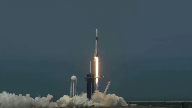 　Falcon 9が、ケープカナベラルの発射台を離れていく。
