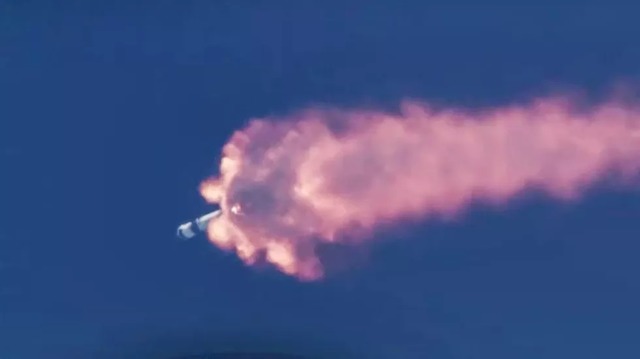 　発射から1分50秒後、立ち上る排煙の先からFalcon 9が姿を見せる。この瞬間の高度は31.8kmだ。