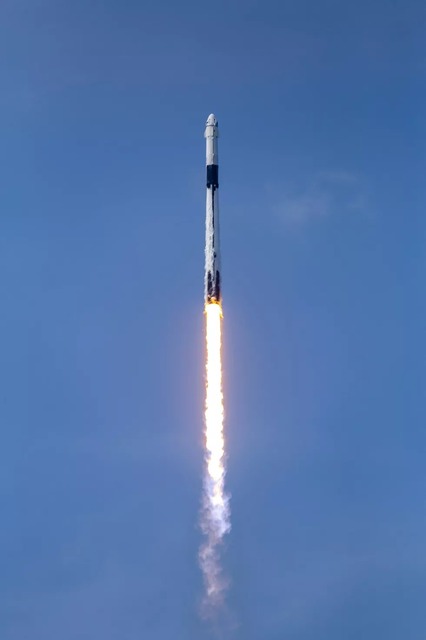 　Crew Dragonを軌道に投入するため、Falcon 9は煙を上げて上昇する。
