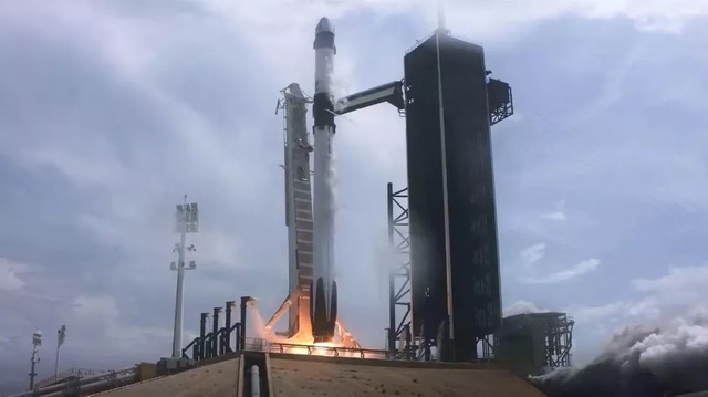 　Falcon 9は点火から数秒で、上昇し始めた。
