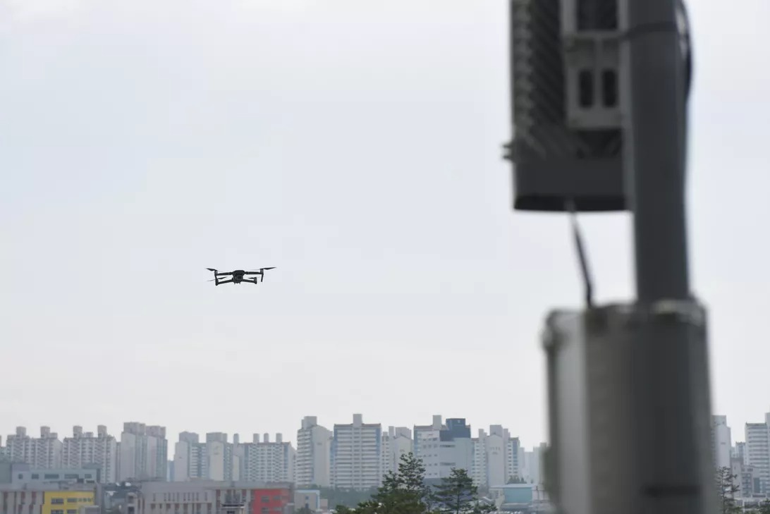 基地局付近を飛行するドローン