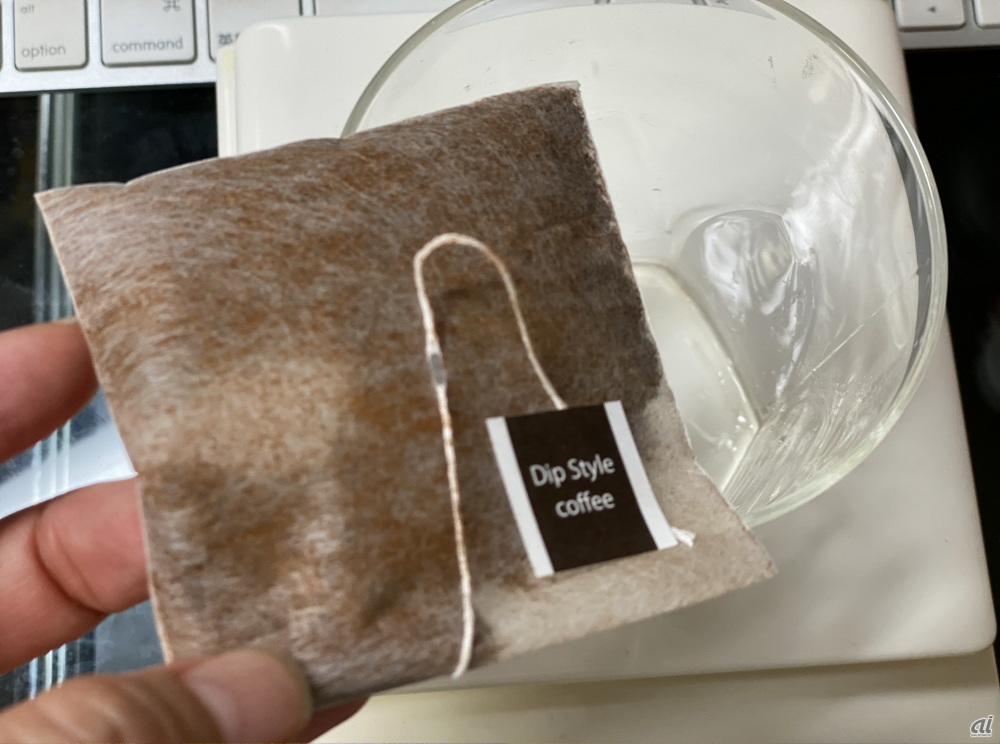 働く人のためのCOFFEE BAG。手軽な「ティーバッグ式方式のコーヒーバージョンが作れないか」と開発したもので、焙煎やひき目などを調整したという