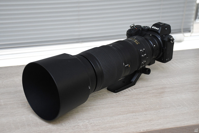 　別売のマウントアダプタ－「FTZ」と組み合わせると、既存の一眼レフ用「Fマウント」レンズを使用できる。写真はFTZを介し「AF-S NIKKOR 200-500mm f/5.6E ED VR」を装着したもの。