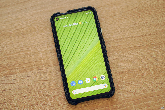 　ケースを装着したところ。ヘッドフォン端子と、マイク、スピーカー、USB Type Cポートは塞がれないように配慮されている。