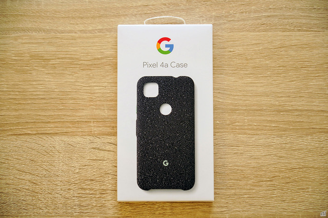 　Pixel 4aは、Pixel 4と同様に純正のファブリックケースが用意されている。価格は税込み5280円。グーグルでは最近、サスティナブルな経営を掲げているが、こうした姿勢が反映されているからか、リサイクル素材が7割使われている。