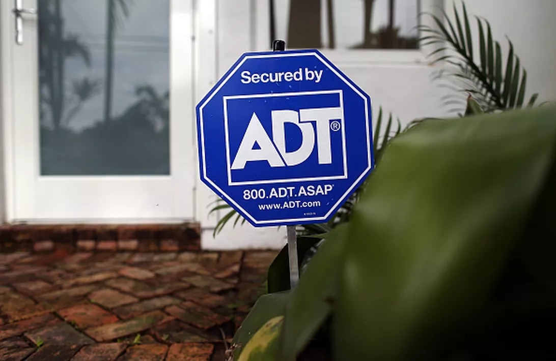 ADTのセキュリティ技術を採用していることを示す看板