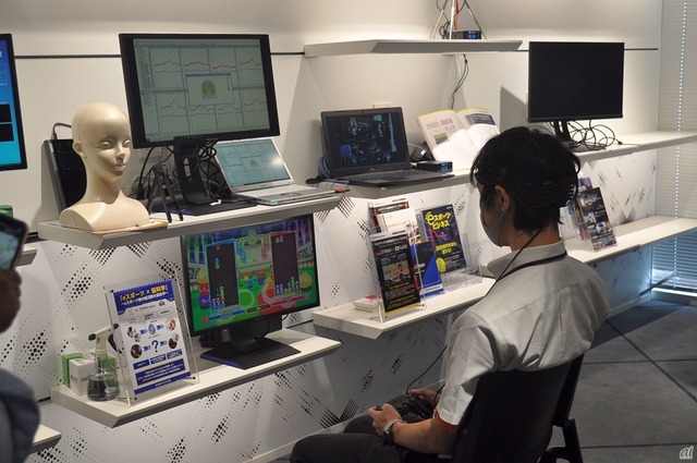 　ITC機材を展示するエリア。ゲーム中の脳波を検知するシステムなどを展示している。
