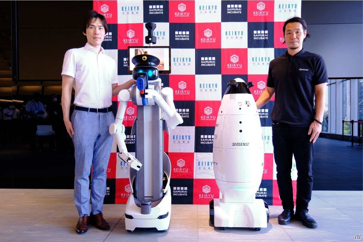 Mira Robotics 代表取締役CEO 松井健氏と「ugo」（左）、SEQSENSE CEO 中村壮一郎氏と「SQ-2」（右）