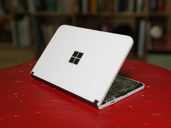 「Surface Duo」はスマホ新時代の幕開けか、失敗作の再来か