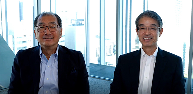 ソニーエレクトロニクス 代表取締役社長兼CEOの石塚茂樹氏（右）と、代表取締役副社長兼COOの高木一郎氏（左）