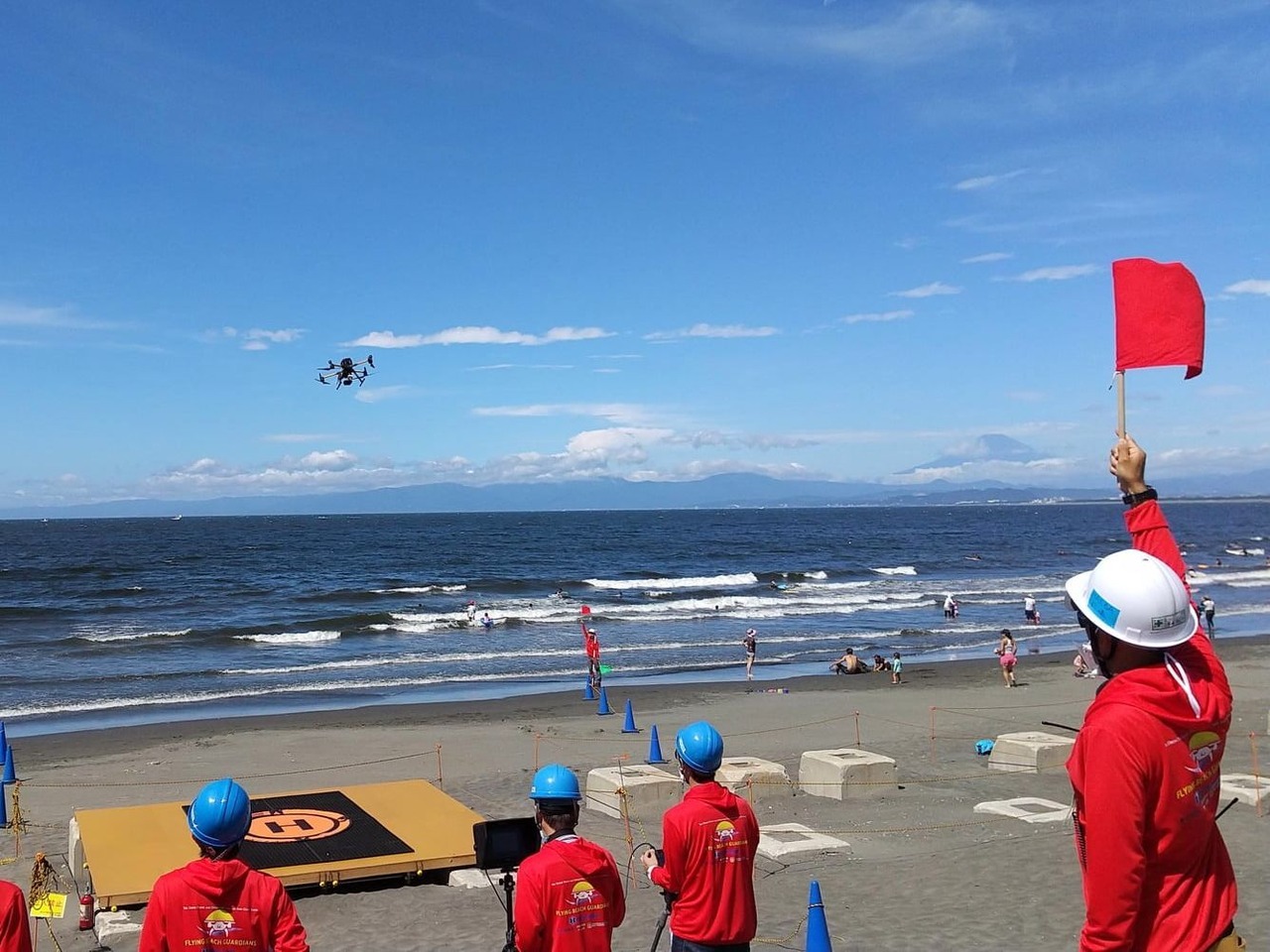 海水浴場でドローンがライフセーバーの「目」として活躍--100回超えの飛行で得た気づき - CNET Japan