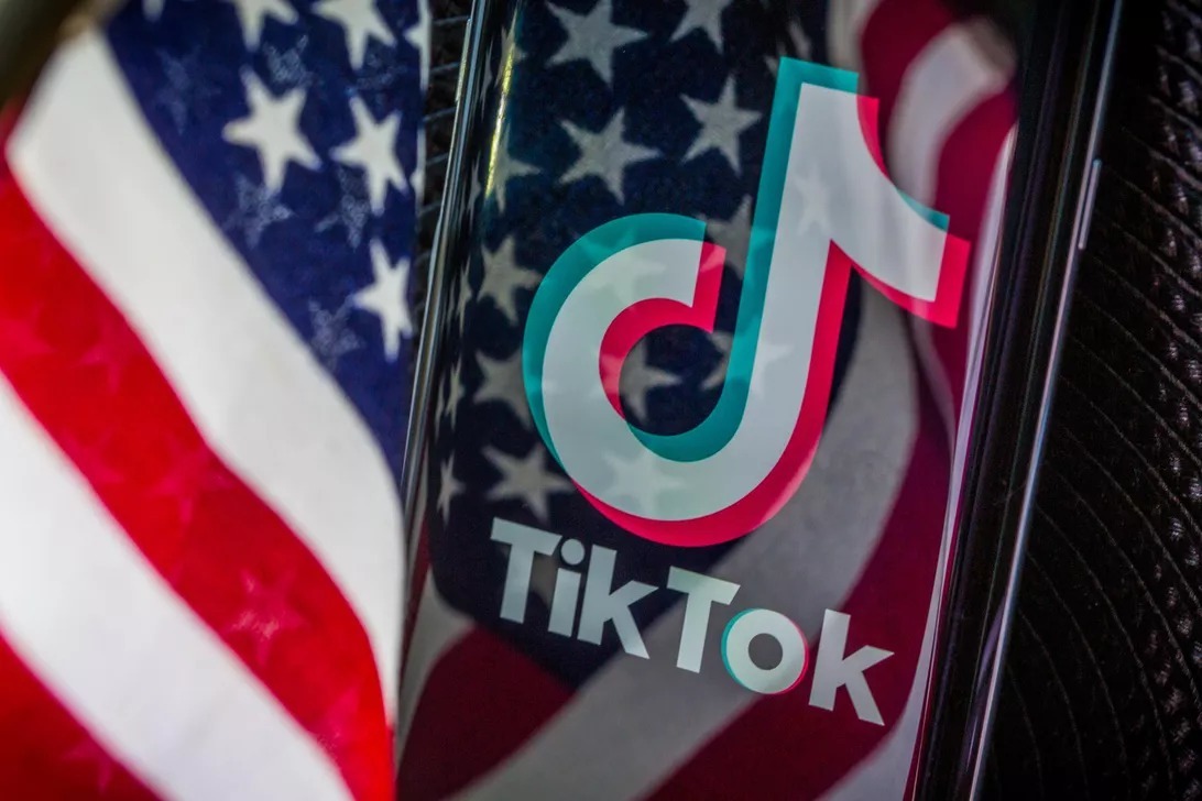 TikTokのロゴと星条旗