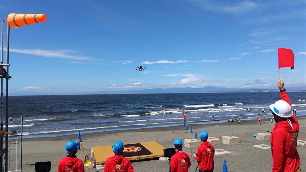 片瀬西浜に設置したドローン離発着場でFlying Beach Guardiansが活動する様子（画像提供：神奈川県・藤沢市・Flying Beach Guardians）