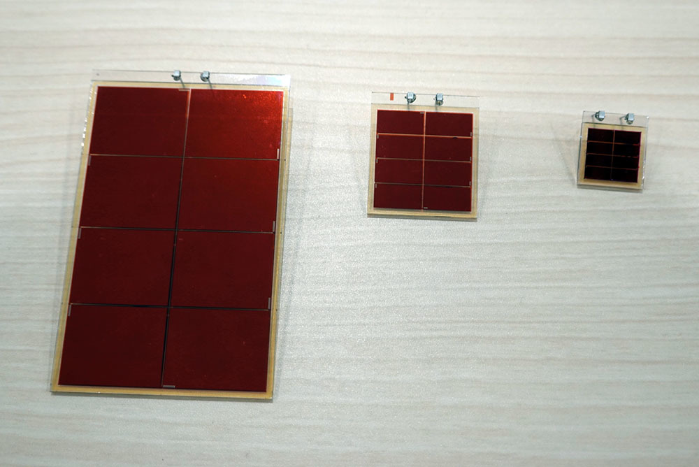 室内光で発電する固体型色素増感太陽電池。3つのサイズがラインアップする